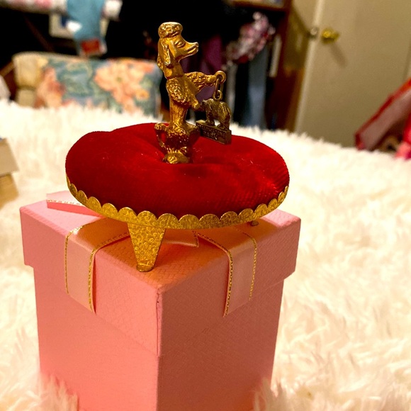 VINTAGE BRASS POODLE RED VELVET PIN CUSHION w/ YELLOWSTONE CHARM SWEET! … - Picture 5 of 7